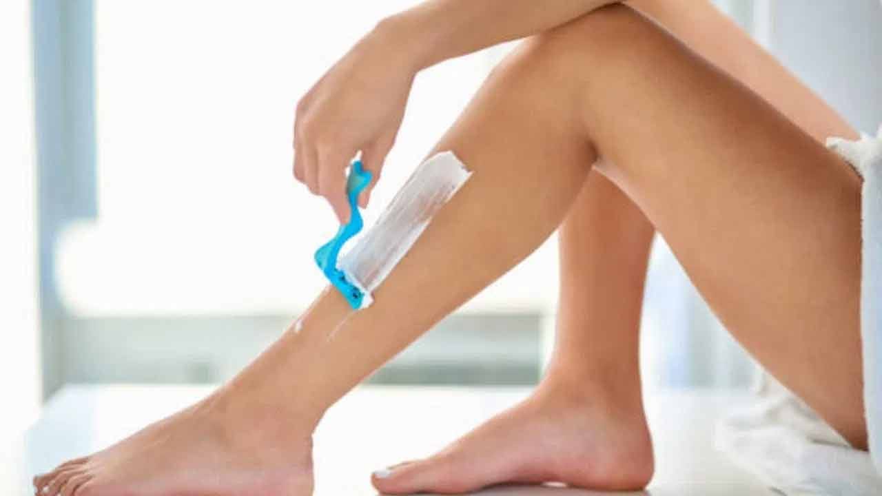 శీతాకాలంలోనూ మీ చేతులు, కాళ్ళకు వ్యాక్స్ చేస్తున్నారా? చలికాలం రెండు నెలలు వ్యాక్సింగ్ లేకుండానే గడిచిపోతుంది. కానీ చలికాలంలో వాక్సింగ్ వల్ల ప్రయోజనాలు ఉన్నాయి. శరీరంలోని అవాంఛిత రోమాలను తొలగించడానికి వ్యాక్సింగ్ అవసరం. నేటి కాలంలో లేజర్ ట్రీట్మెంట్ ద్వారా కూడా అవాంచిత రోమాలను తొలగిస్తున్నారు. కానీ నేటికీ చాలా మంది చాక్లెట్ వ్యాక్స్పై ఆధారపడుతున్నారు. ఇంట్లో షేవింగ్ చేసుకుంటున్నారు. వ్యాక్సింగ్ చేసుకోవడం వల్ల చాలా కాలం పాటు మృదువైన చర్మం పొందవచ్చు.