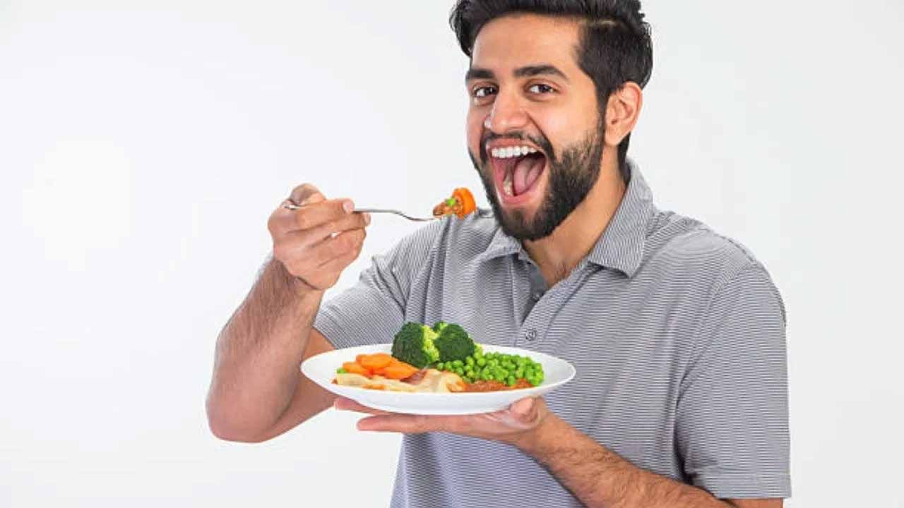 దీంతో శరీరం ఫిట్‌గా ఉండటంతోపాటు బరువు కూడా అదుపులో ఉంటుంది. ప్రతి వంటగదిలో వాము ఉంటుంది. ఇది గ్యాస్, కడుపునొప్పి, అజీర్ణం వంటి సమస్యలను పారదోలడంలో ప్రభావవంతంగా పనిచేస్తుంది. పొట్ట చుట్టూ ఉండే కొవ్వును తొలగించడంలోనూ వాము ఉపయోగపడుతుంది. అంతేకాకుండా వాము అనేక కడుపు సంబంధిత వ్యాధుల నుంచి కూడా ఉపశమనం కలిగిస్తుంది.