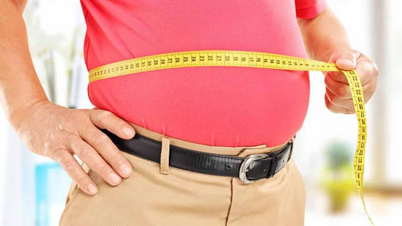 నేటి కాలంలో అనేక మంది అధిక బరువుతో బాధపడుతున్నారు. బరువు పెరగడానికి ప్రధాన కారణం నిరంతరం కూర్చోవడం, వ్యాయామం, నడకకు దూరంగా ఉండటం. దీంతో కొవ్వు కడుపులో పేరుకుపోతుంది. అయితే వేగంగా బరువు తగ్గాలనుకునే వారు తక్కువ కేలరీల ఆహారం, నిత్యం వ్యాయామం చేయడం చాలా అవసరం. అలాగే వంటగదిలో దొరికే ఈ మసాలా దినుసువల్ల కూడా సులభంగా బరువు తగ్గొచ్చు.