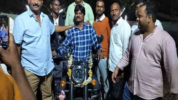 Khammam: కోడి పందెంలో బుల్లెట్ గెలుచుకున్న పందెం రాయుడు..
