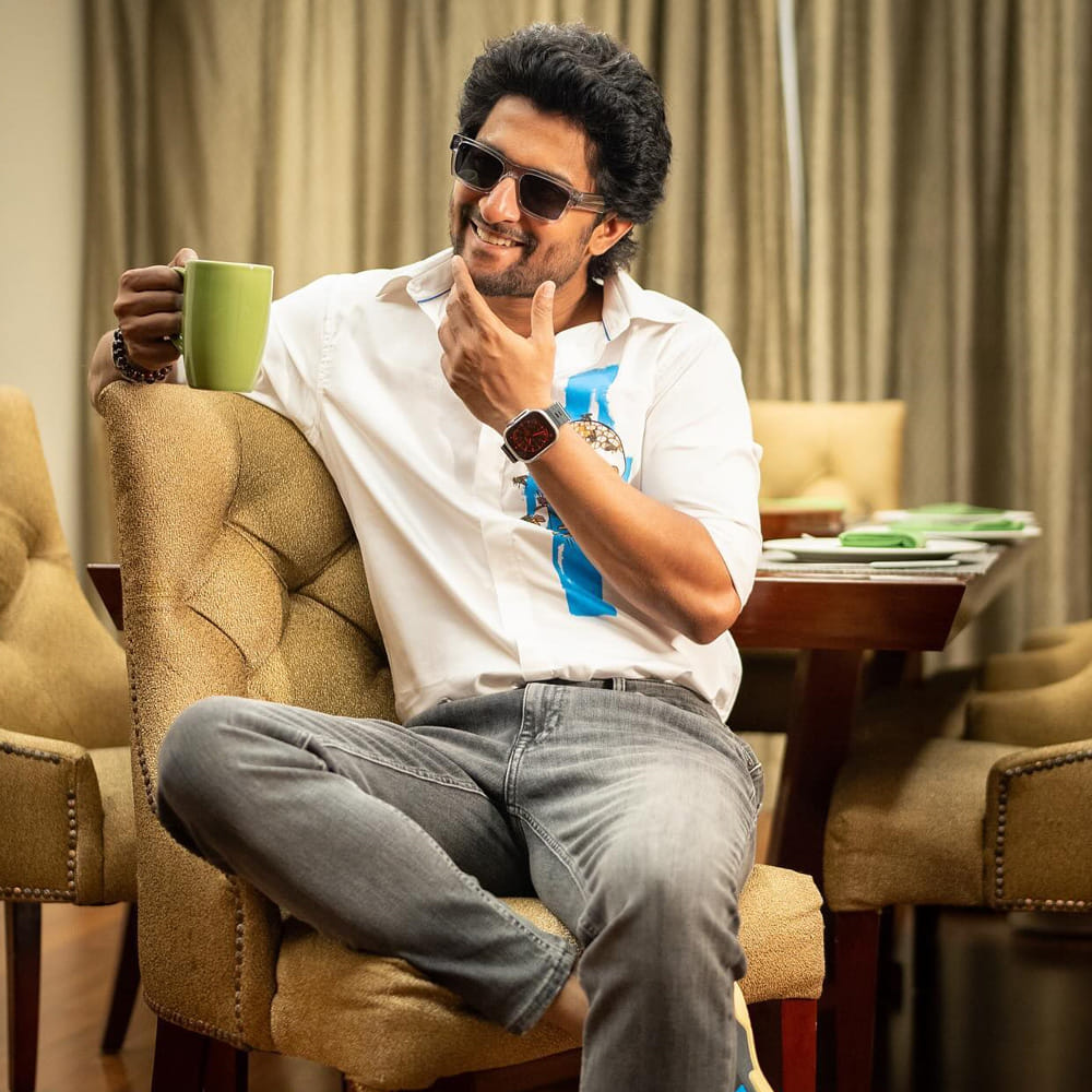 ఈ పాట నానికి ఇంత బాగా సూట్ అవుతుందని పాట రాసినపుడు చంద్రబోస్ కూడా అనుకుని ఉండరేమో..? నాని కెరీర్కు ఈ పాటే పర్ఫెక్ట్ ఇప్పుడు. ఓ సినిమా చేస్తున్నపుడే కనీసం ఇద్దరు దర్శకులను లైన్లో పెట్టడం నాని స్టైల్. కానీ చాలా రోజుల తర్వాత ఈయన కన్ఫ్యూజన్లో ఉన్నారు. కళ్ల ముందు చాలా ఆప్షన్స్ ఉన్నా.. ఎవరనేది తేల్చట్లేదు న్యాచురల్ స్టార్.