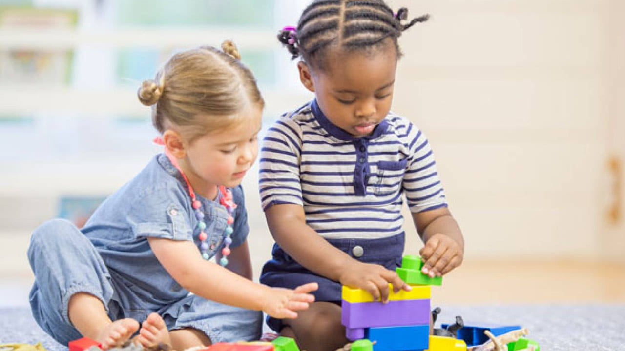 అలాగే స్కూల్ నుంచి రాగానే చిన్నారుల చేతుల్లో స్మార్ట ఫోన్స్‌ ఇచ్చి కూర్చొబెట్టకూడదు. వారితో వీలైనంత వరకు ఇంటరాక్ట్ అవ్వాలి. స్కూల్‌లో ఏం చేశారన్న విషయాలను అడిగి తెలుసుకుంటూ, వారితో కమ్యూనికేషన్‌ మెయింటెన్‌ చేయాలి. వారు అడిగే ప్రశ్నలకు ఓపికగా సమాధానం చెప్పాలి. 