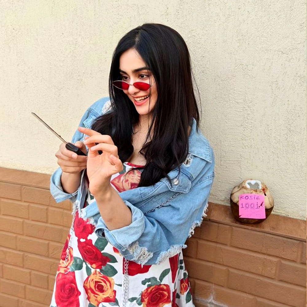 ఇక సోషల్ మీడియాలో యాక్టివ్ గా ఉండే అదా శర్మ. డిఫరెంట్ ఫొటోలతో ఆకట్టుకుంటూ ఉంటుంది. ఈ అమ్మడి ఫోటో షూట్స్ చాలా వెరైటీగా ఉంటాయి. అందాల ఆరబోతలోనూ ఈ అమ్మడు వెనకాడుగు వేయదు. తాజాగా కొబ్బరి బోండాలతో కొన్ని క్యూట్ ఫోటోలు షేర్ చేసింది. 