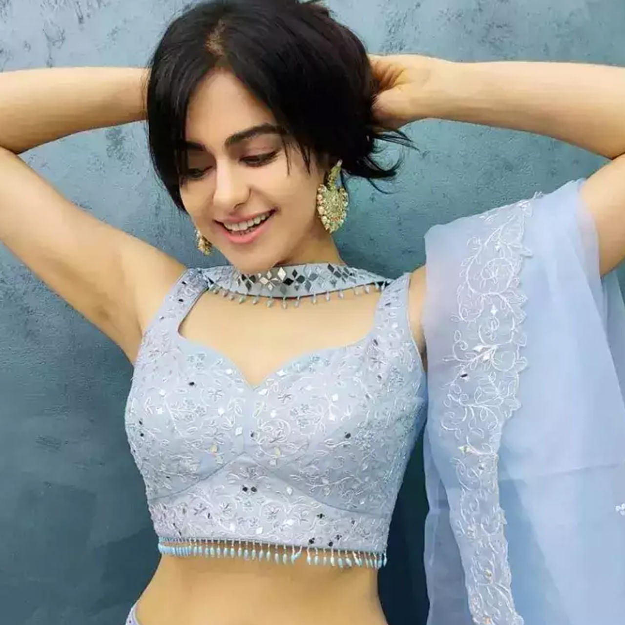 డైనమిక్ డైరెక్టర్ పూరిజగన్నాథ్ దర్శకత్వంలో నితిన్ హీరోగా నటించిన హార్ట్ ఎటాక్ సినిమాతో తెలుగు ప్రేక్షకులను పలకరించింది ముద్దుగుమ్మ అదా శర్మ. ఈ సినిమాలో చాలా క్యూట్ గా నటించి మెప్పించింది ఈ వయ్యారి భామ. 