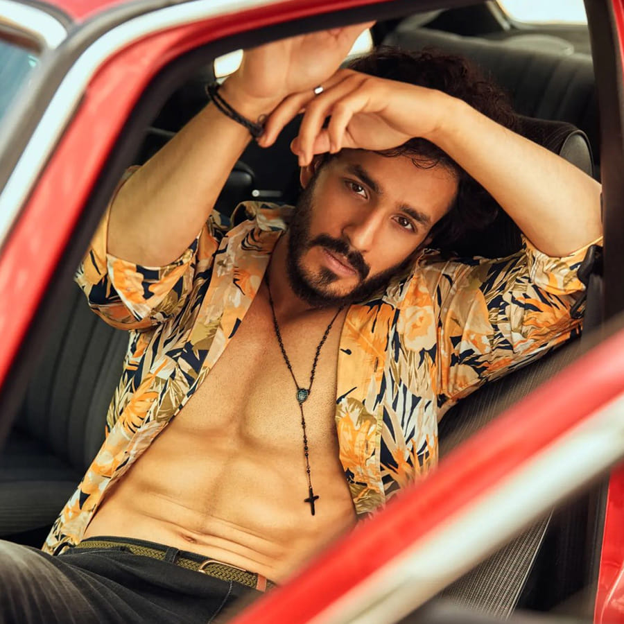 జెంట్ని మరిపించి, ఫ్యాన్స్ ని మురిపించే సినిమా కోసం వెయిట్ చేస్తున్నారు అఖిల్. యువీ క్రియేషన్స్ లో ఓ సినిమా కమిట్ అయ్యారు. సలార్ సీక్వెల్లో అఖిల్ చేస్తున్నారన్నది కూడా కన్ఫర్మ్ న్యూస్. బెస్టీ రామ్చరణ్, సలార్ సీక్వెల్తో ప్రభాస్... వీరిద్దరిలో మోస్ట్ ఎలిజిబుల్ బ్యాచ్లర్ అఖిల్ కెరీర్ని ఎవరు గాడిలో పెడతారో చూడాలని అంటున్నారు అక్కినేని సేన.