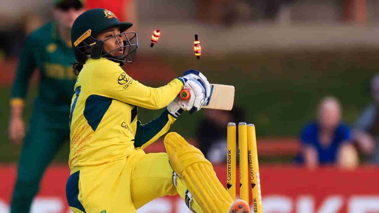 Video: లక్ అంటే నీదే అక్కో.. ఒకే బంతికి సిక్సర్, హిట్ వికెట్గా ఔట్.. కట్చేస్తే.. నాటౌట్గా తేల్చిన అంపైర్..