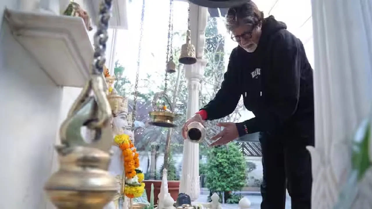 ఈ ఫోటో వైరల్ గా మారింది. అమితాబ్ బచ్చన్ తన  బంగ్లాలో పూజా మందిర్ ను చూపించారు. ఈ ఫోటోల్లో అమితాబ్ బచ్చన్ తన ఇంట్లోని పూజ మందిర్ లోని రాముడి విగ్రహాలను అలాగే శివ లింగాన్ని చూపించారు. 