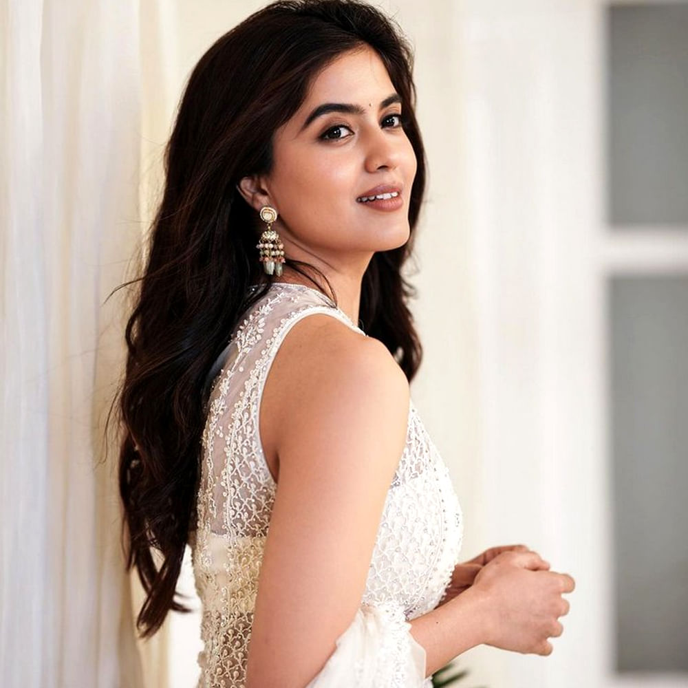 ఇదే క్రమంలో సోషల్ మీడియాలో అందమైన ఫోటోలు షేర్ చేస్తూ.. దర్శక నిర్మాతల దృష్టిని ఆకర్షించే పనిలో పడింది అమృత.