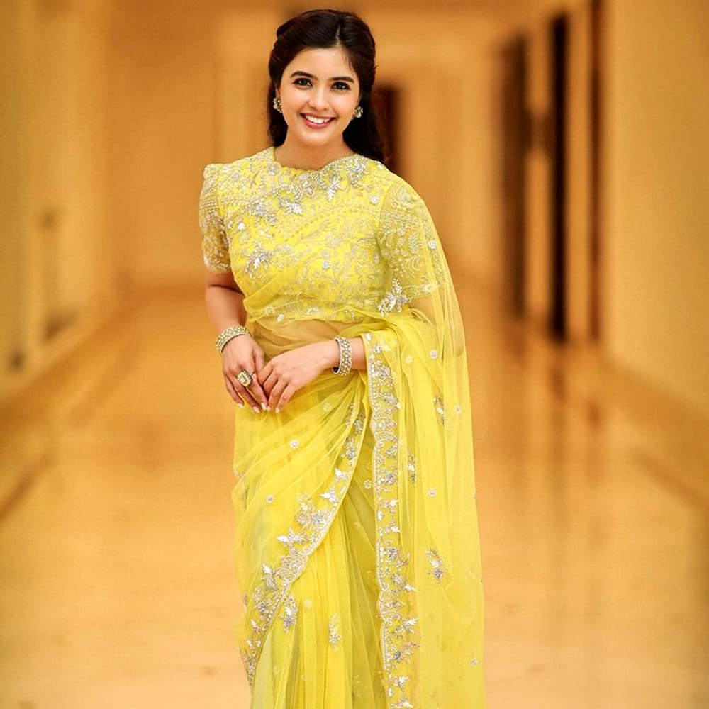 రీసెంట్ గా హనుమాన్ సినిమాతో భారీ విజయాన్ని అందుకుంది. హనుమాన్ సినిమాతో ఈ అమ్మడి కెరీర్ ఉపందుకునేలా కనిపిస్తుంది.