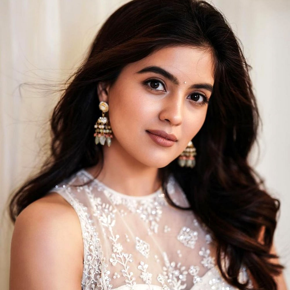 అమృత అయ్యర్.. దళపతి విజయ్ నటించిన విజిల్ సినిమాలో ఫుట్ బాల్ ప్లేయర్ గా కనిపించింది అమృత అయ్యర్.