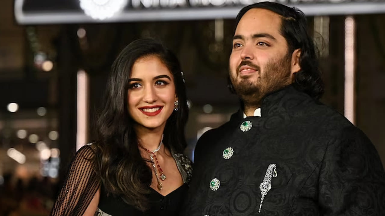 ఇక 12వ తేదీ తర్వాత పూర్తయిన తర్వాత అనంత్‌ అంబానీ పై చదువుల కోసం అమెరికా వెళ్లారు. ఆయన అమెరికాలోని బ్రౌన్‌ యూనివర్సిటీలో తన బ్యాచిలర్‌ డిగ్రీని పూర్తి చేశారు. 