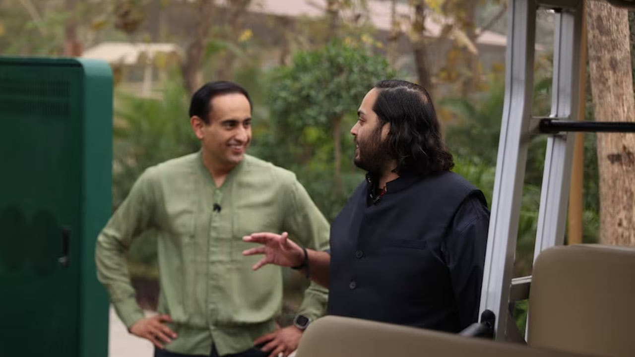 అనంత్ అంబానీ మంచి జంతు ప్రేమికుడు. జంతువుల సంరక్షణ కోసం అనంత్‌ ఎన్నో రకాల కార్యక్రమాలు చేపట్టారు. ఇక విద్యాభ్యాసం పూర్తయిన తర్వాత అనంత్‌.. రియలన్స్‌ ఇండస్ట్రీస్‌కు ఎనర్జీ బిజినెస్‌ హెడ్‌గా సేవలందిస్తున్నారు. గ్రీన్‌ ఎనర్జీ ఓవర్‌సీస్‌ గ్లోబల్‌ ఆపరేషన్స్‌ను అనంత్‌ చూసుకుంటున్నారు. 