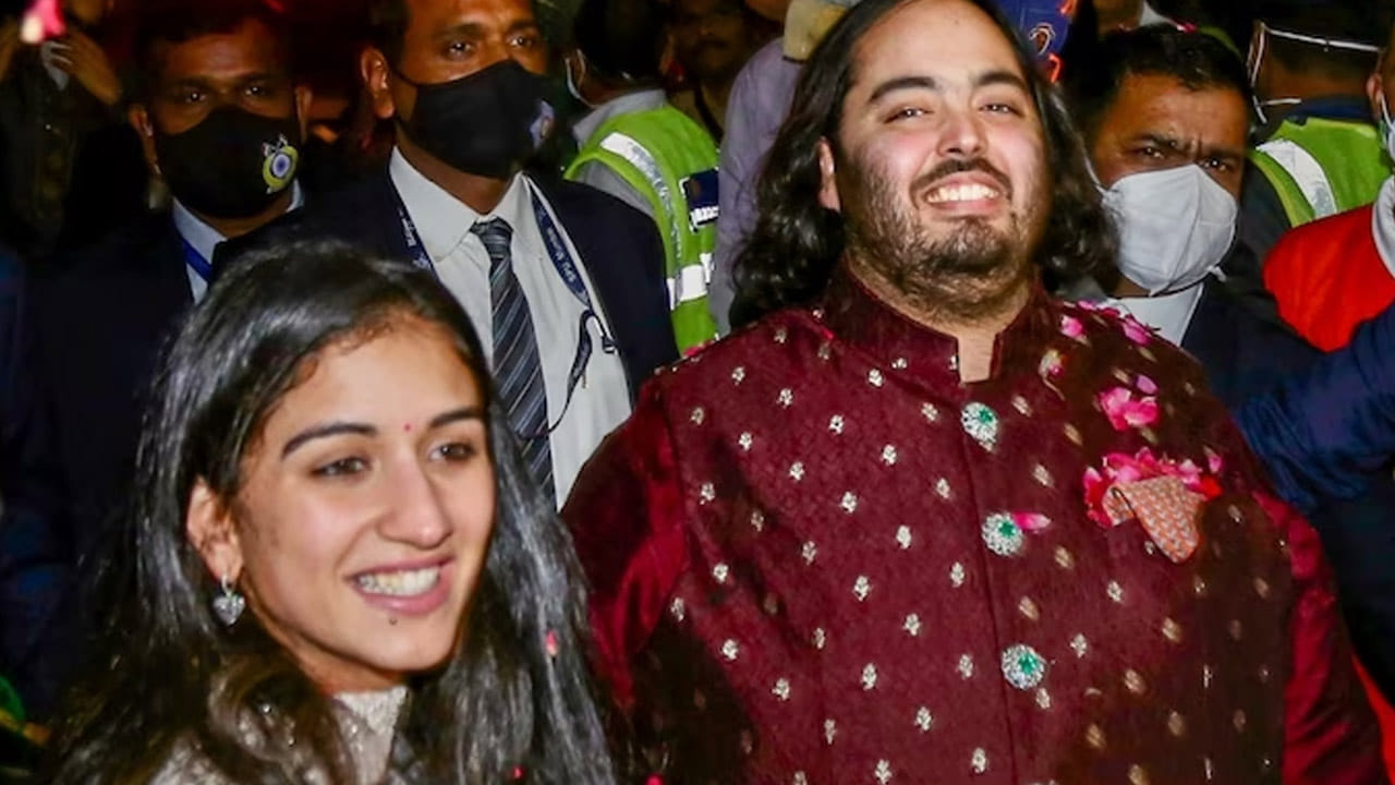 అలాగే జియో ఇన్‌స్టిట్యూట్‌ గవర్నింగ్ కౌన్సిలింగ్‌లో మెంబర్‌గా అనంత్‌ అంబానీ పనిచేస్తున్నారు. దీంతో పాటు యానిమల్ వెల్ఫేర్‌, ఎన్విరాన్‌మెంటల్‌ సస్టనబిలిటీతో పాటు మరెన్నో ఛారిటీల్లో అనంత్‌ అంబానీ పాలుపంచుకున్నారు. 