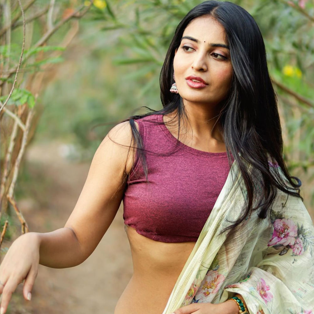 ఖమ్మం జిల్లా సత్తుపల్లిలో జన్మించింది. హైదరాబాద్ లోని రాజా మహేంద్ర ఇంజనీరింగ్ కాలేజీలో బీటెక్ పూర్తిచేసి కొన్నాళ్లు సాఫ్ట్ వేర్ కంపెనీలో ఉద్యోగం చేసింది అనన్య. ఆ తర్వాత నటనపై ఆసక్తితో ఇండస్ట్రీలోకి అడుగుపెట్టింది. మల్లేశం, వకీల్ సాబ్, మాస్ట్రో చిత్రాల్లో నటించింది. 