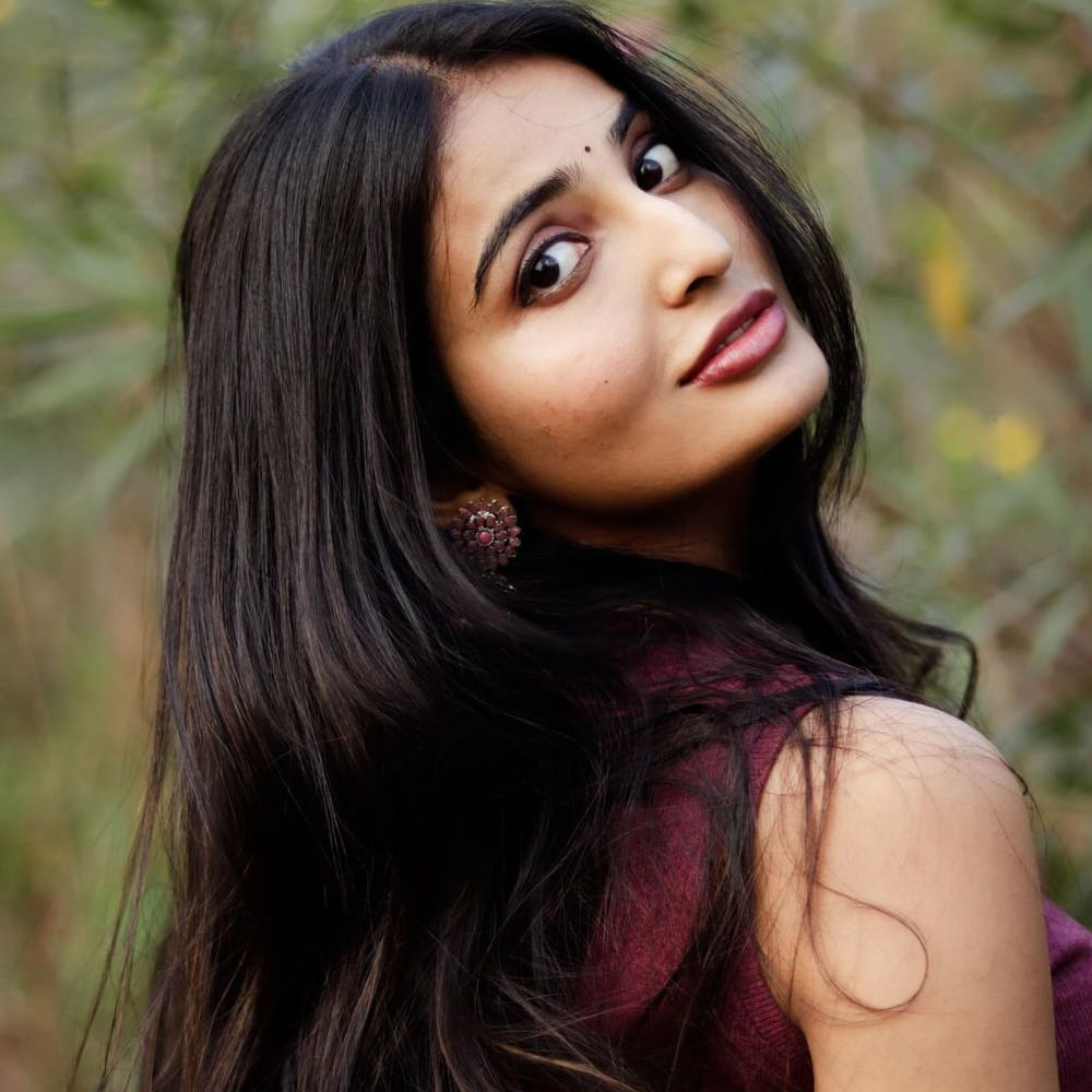 వకీల్ సాబ్ సినిమాకు  ముందు ఈ బ్యూటీ ట్రెడిషనల్ లుక్ ఫోటోస్ షేర్ చేసింది.. కానీ ఆ మూవీ తర్వాత శాకుంతలం సినిమా చేస్తున్న సమయంలో తాను కొన్ని గ్లామరస్ ఫోటోస్ షేర్ చేసిందట. ఆ ఫోటోస్ షేర్ చేయడానికి అప్పుడు ఎలాంటి కారణం లేదని.. కానీ ఆ ఫోటోలకు రెస్పాన్స్ ఎక్కువగా వచ్చిందని తెలిపింది. 