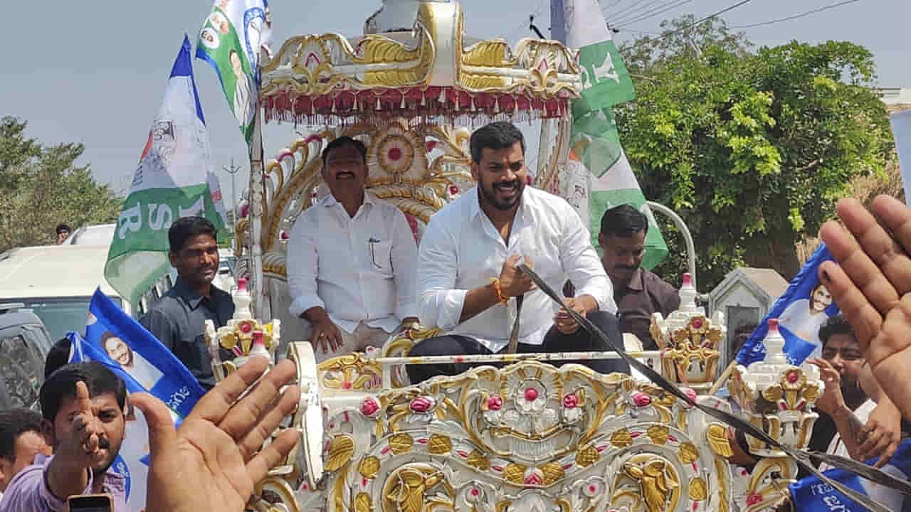 YSRCP: కురుక్షేత్రాన్ని పోలిన సెటప్తో ఎన్నికల ప్రచారం.. శ్రీకృష్ణుడుగా మాజీ మంత్రి అనిల్ కుమార్ యాదవ్..