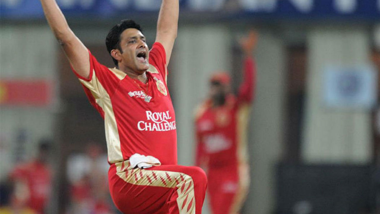 రాయల్ ఛాలెంజర్స్ బెంగళూరు ఫ్రాంచైజీ తరపున 5 వికెట్లు తీసిన తొలి బౌలర్గా అనిల్ కుంబ్లే రికార్డు సృష్టించాడు. 2009లో రాజస్థాన్ రాయల్స్పై కుంబ్లే కేవలం 5 పరుగులకే 5 వికెట్లు పడగొట్టాడు.