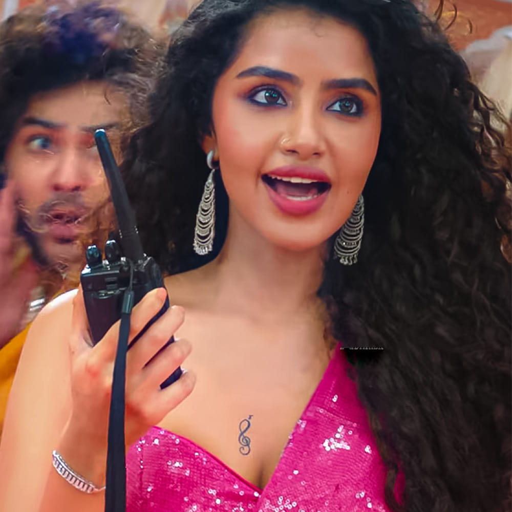 ఆకట్టుకునే అందం, అభినయంతో తెలుగు ప్రేక్షకుల్లో మంచి స్థానం సంపాదించుకుంది మలయాళీ ముద్దుగుమ్మ అనుపమ పరమేశ్వరన్. యూత్‌లో తనకంటూ ఒక ప్రత్యేకమైన ఫాలోయింగ్ తెచ్చుకుంది. మలయాళంలో ప్రేమమ్ మూవీతో హీరోయిన్‌గా ఎంట్రీ ఇచ్చిన అనుపమ తెలుగులో సమంత, నితిన్ అఆ మూవీతో ఎంట్రీ ఇచ్చింది.
