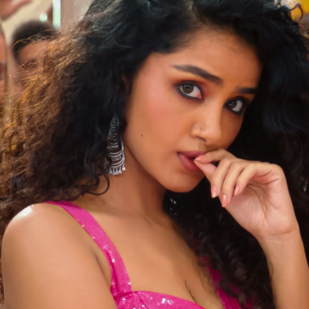 పదేళ్లుగా ఇండస్ట్రీలో కొనసాగుతున్నా.. కెరీర్‌లో హై పాయింట్‌ను మాత్రం చూడలేకపోయారు మలయాళ బ్యూటీ అనుపమా పరమేశ్వరన్‌. కెరీర్‌లో మంచి హిట్స్‌ ఉన్నా... స్టార్‌ లీగ్‌లో ఈ బ్యూటీ పేరు కనిపించలేదు. కానీ అప్‌ కమింగ్ సినిమాలతో ఆ కోరిక కూడా తీరబోతుందన్న కాన్ఫిడెన్స్‌తో ఉన్నారు అనుపమా.