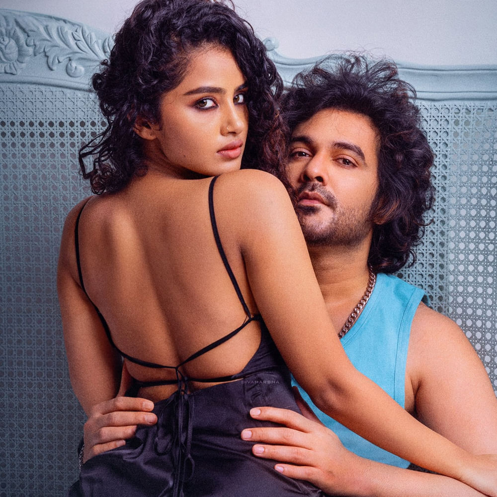 ఇప్పుడు డీజే టిల్లు సీక్వెల్‌లో అనుపమకు ఛాన్స్‌ రావటంతో అమ్మడి ఖాతాలో మరో హిట్ పడినట్టే అంటున్నారు ఇండస్ట్రీ జనాలు. టిల్లు స్క్వేర్‌ ట్రైలర్‌లో అనుపమ క్యారెక్టర్ చూసిన ఆడియన్స్‌ రాధికను మరిపించటం పక్కా అంటున్నారు. ఆల్రెడీ సక్సెస్ వైబ్‌ స్టార్ట్ అవ్వటంతో ఫుల్ హ్యాపీగా ఉన్నారు అనుపమా పరమేశ్వరన్‌.