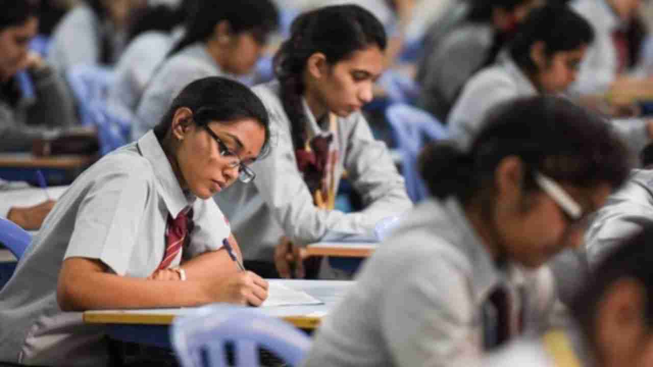 AP 10th class Exams 2024: పదో తరగతి పరీక్షల్లో పేపర్ లీక్లు అరికట్టేందుకు ఎస్సెస్సీ బోర్డు కీలక నిర్ణయం! ఇక మాల్ ప్రాక్టీస్కు నో ఛాన్స్..