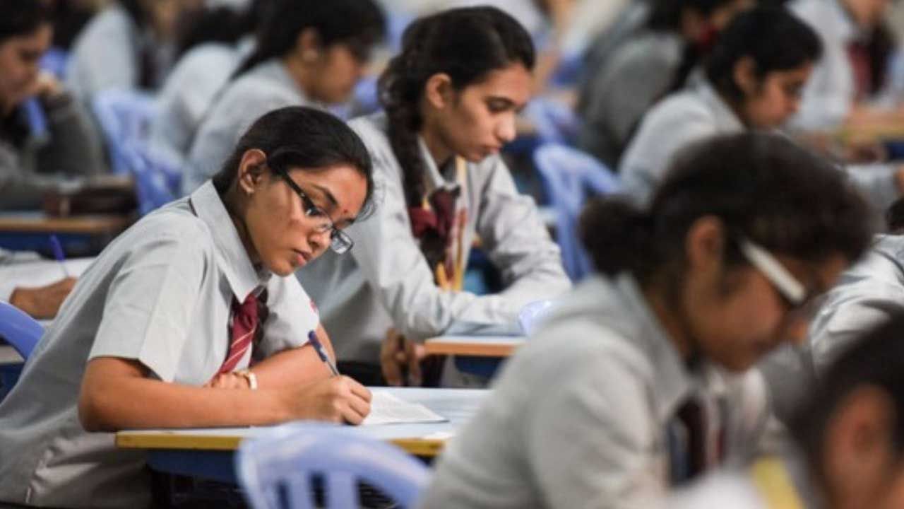 AP 10th class Exams 2024: పదో తరగతి పరీక్షల్లో పేపర్ లీక్‌లు అరికట్టేందుకు ఎస్సెస్సీ బోర్డు కీలక నిర్ణయం! ఇక మాల్ ప్రాక్టీస్‌కు నో ఛాన్స్‌..