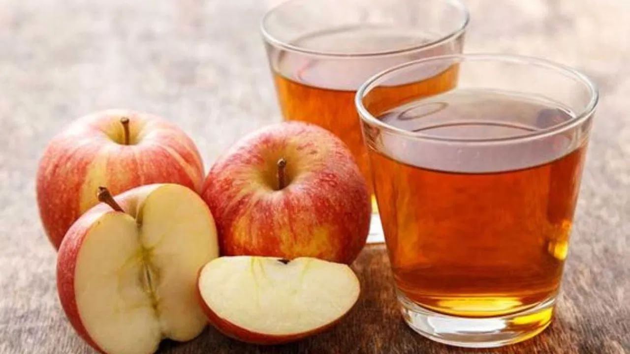ఈ వెనిగర్ను హెయిర్ కండీషనర్గా ఉపయోగించవచ్చు. ఒక కప్పు నీటిలో కొద్దిగా ఆపిల్ వెనిగర్ను కలిపి జుట్టుకు అప్లై చేయాలి. ఇది గొప్ప కండీషనర్గా పనిచేస్తుంది. ఇది జుట్టును మెరిసేలా చేసి, మృదువుగా మారుస్తుంది. అంతేకాకుండా జుట్టు రాలడం సమస్య కూడా ఆగిపోతుంది.