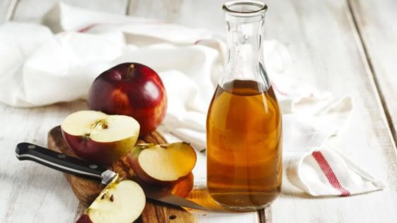 యాపిల్ సైడర్ వెనిగర్ తీసుకునేటప్పుడు గుర్తుంచుకోవలసిన విషయం ఒకటి ఉంది. అదేంటంటే.. దీన్ని ఎక్కువగా తీసుకోకూడదు. ఫలితంగా శరీరంలో పొటాషియం తగ్గే ప్రమాదం ఉంది. గ్లాసుతో నేరుగా సిప్ చేయడానికి బదులుగా స్ట్రాతో తాగండి. ఇది పంటి ఎనామిల్ను దెబ్బతీస్తుంది.