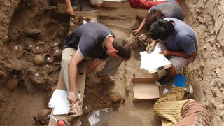 Viral Video: భారీ కొండ చిలువల మధ్య ఎంజాయ్ చేస్తున్న వ్యక్తి..  నెట్టింట్లో వీడియో వైరల్..