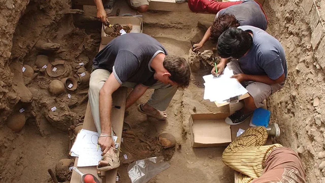 Viral: పురావస్తు తవ్వకాల్లో వినిపించిన పెద్ద శబ్దం.. ఏంటని వెలికితీసి చూడగా.!