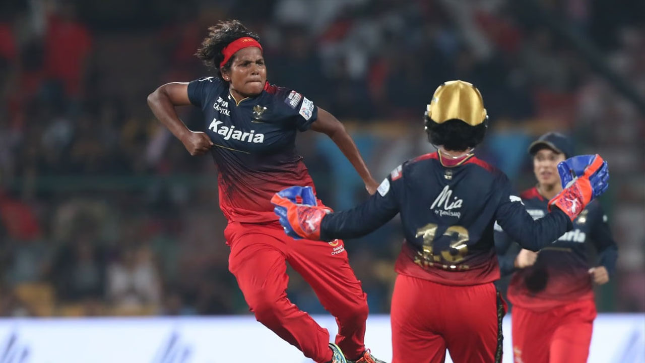 WPL 2024: బెంగళూరులోని చిన్నస్వామి స్టేడియంలో UP వారియర్స్ (UPW)తో జరిగిన థ్రిల్లింగ్ మ్యాచ్‌లో రాయల్ ఛాలెంజర్స్ బెంగళూరు (RCB) 2 పరుగుల తేడాతో విజయం సాధించింది. ఈ విజయంలో RCB స్పిన్నర్ ఆశా శోభన విజేతగా నిలిచింది. ఈ మ్యాచ్‌లో నాలుగు ఓవర్లు బౌలింగ్ చేసిన ఆశా 22 పరుగులు మాత్రమే ఇచ్చి 5 వికెట్లు పడగొట్టింది.