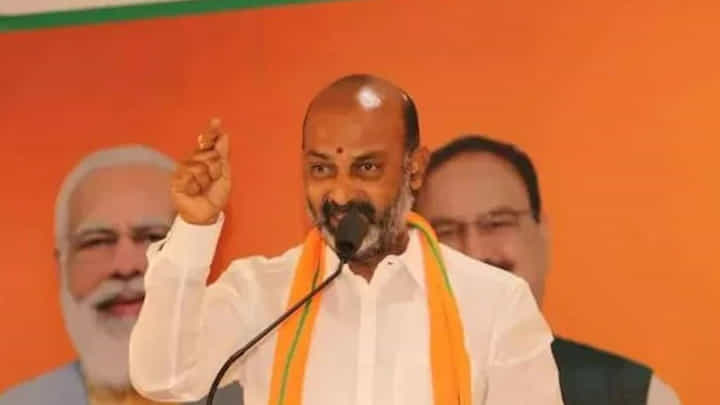 Bandi Sanjay: అలా అనే వారిని చెప్పుతో కొట్టండి.. బండి సంజయ్ ఘాటు వ్యాఖ్యలు - Watch Video Bandi Sanjay: అలా అనే వారిని చెప్పుతో కొట్టండి.. బండి సంజయ్ ఘాటు వ్యాఖ్యలు - Watch Video