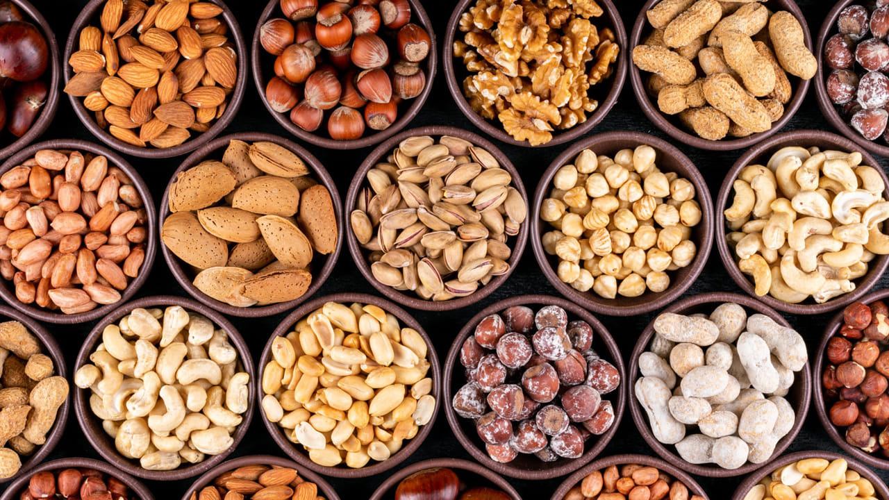 బాదం, కాజు, పిస్తా, ఆప్రికాట్, వాల్‎నట్స్ లాంటి డ్రైఫ్రూట్స్ తినడం ద్వారా అన్‌శ్యాచురేటెడ్‌ కొవ్వులు, విటమిన్లు, మినరల్స్‌, యాంటీ ఆక్సిడెంట్లు వంటివి పుష్కలంగా లభిస్తాయి. వీటివల్ల ఆరోగ్యంగానే కాదు.. అందంగానూ తయారవ్వచ్చు. అయితే వీటిని మరీ ఎక్కువగా తినడం వల్ల కొవ్వు పెరిగి లావుగా మారే అవకాశం ఉంటుంది. 