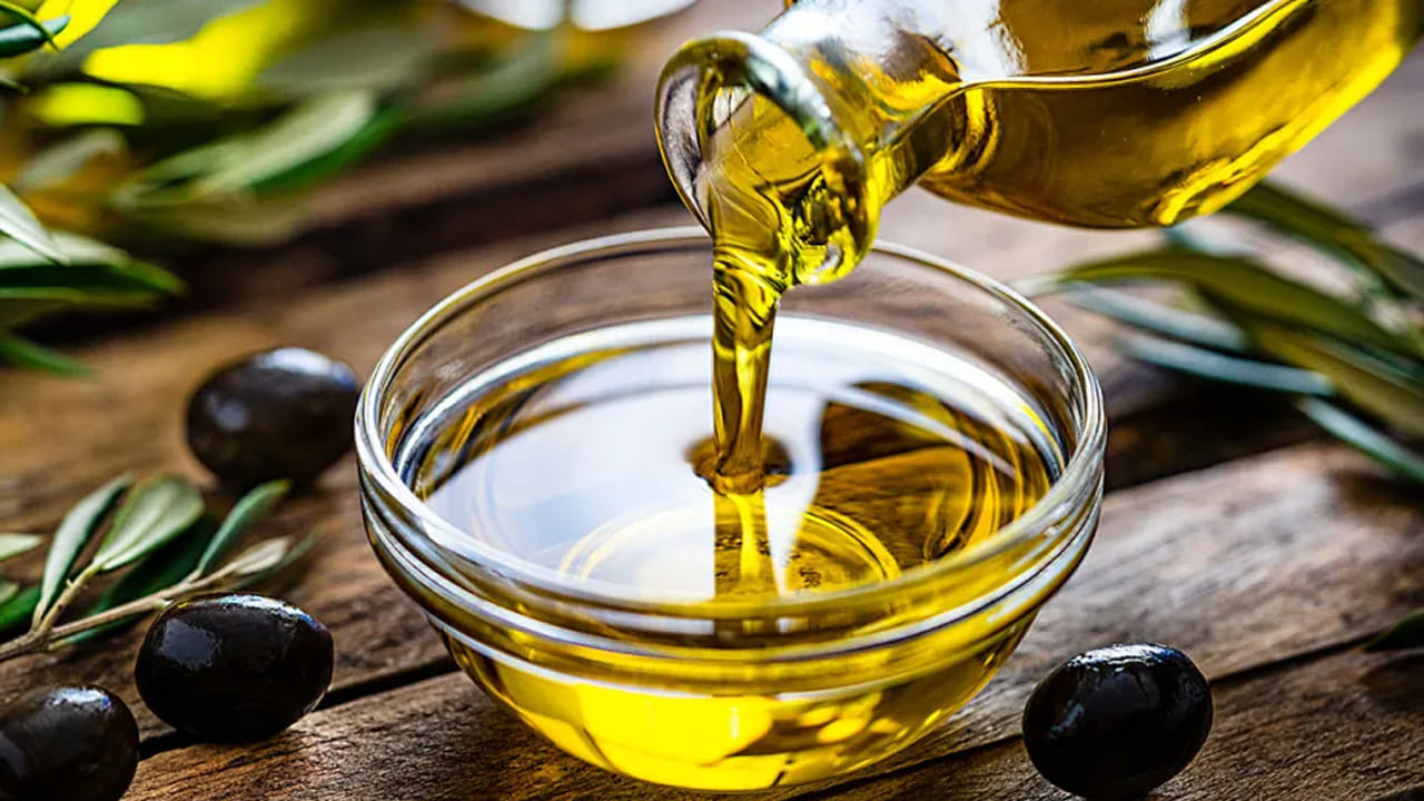 ఆలివ్‌ ఆయిల్‌ అందానికి ఎంతో మేలు చేస్తుంది. ఇందులో ఉన్న పాలీఫినాల్స్‌, యాంటీ ఆక్సిడెంట్లు, మోనోశ్యాచురేటెడ్‌ కొవ్వుల వల్ల వయసు మీద పడుతున్న ఛాయలు దగ్గరకి రావు. అందుకే వంటల్లో ఆలివ్‌నూనెను కూడా చేర్చుకోవాలి. అలాగే అప్పుడప్పుడు ఆలివ్‌ నూనెతో చర్మాన్ని మర్దన చేసుకుంటూ ఉండాలి. ఇలా చేస్తే మెరిసిపోయే చర్మం మీసొంతం.