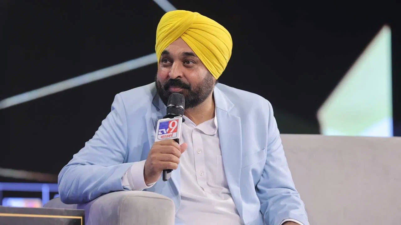 టీవీ9 సమ్మిట్లో పాల్గొన్న పంజాబ్ ముఖ్యమంత్రి భగవంత్ మాన్ తన చిన్ననాటి కథలను వివరిస్తూ సమావేశంలో కూర్చున్న వ్యక్తుల జ్ఞాపకాలను రిఫ్రెష్ చేశారు. మీ నాన్న ఉపాధ్యాయుడైతే నీకు దెబ్బలు ఎక్కువ తగులుతాయంటూ చెప్పారు.. మనిషి ఇంకేదో ఆలోచిస్తాడని, దేవుడు అతడికి మార్గాన్ని సిద్ధం చేసే ఉంటాడని వివరించారు. చాలా సార్లు ఒక వ్యక్తి ఆలోచించని విధంగా చాలా పొందుతాడని.. ఇందంతా జీవితంలో జరుగుతూనే ఉంటుందని భగవంత్ మాన్ తెలిపారు.