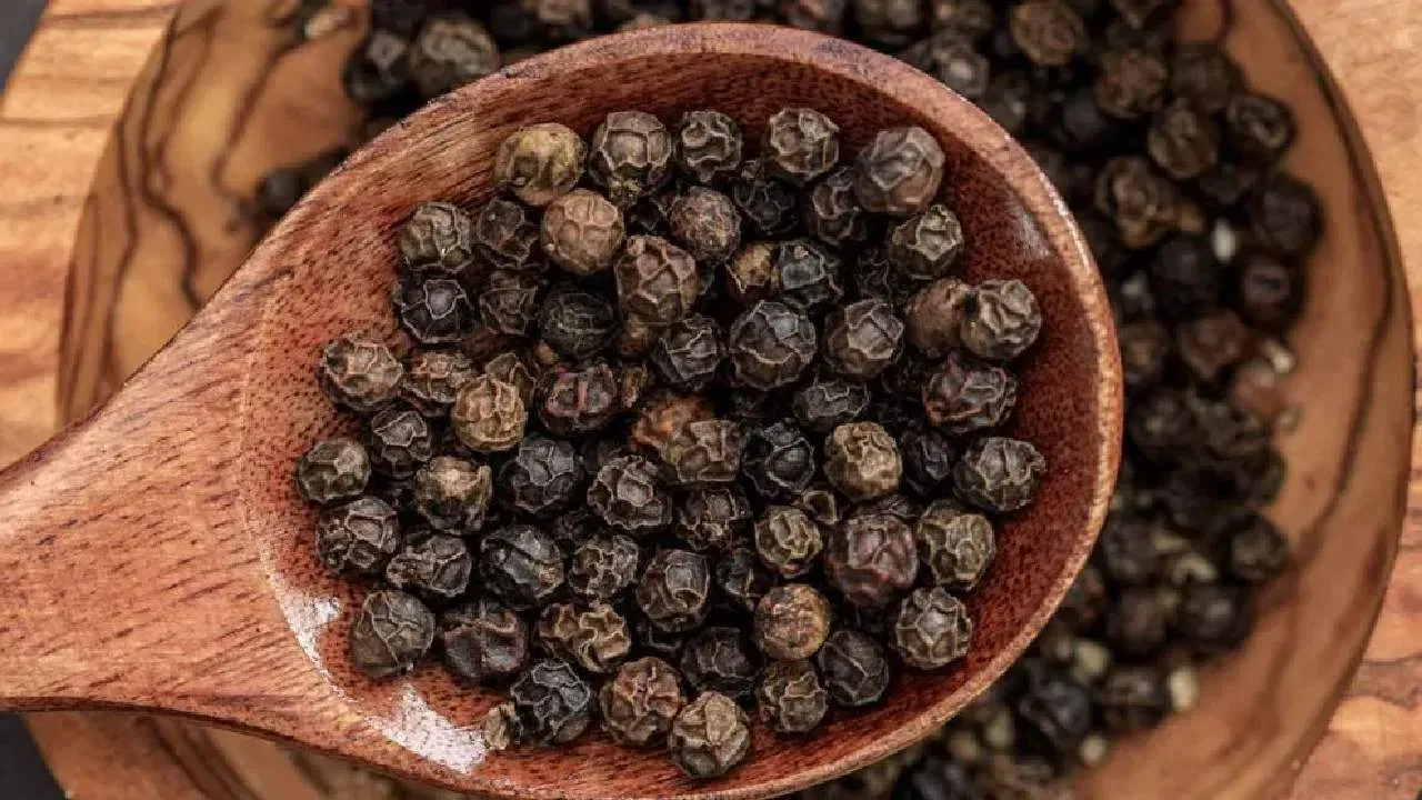 మిరియాల్లో పెప్పరిన్ ఉంటుంది. ఇది బ్రెయిన్ కణాలను నాశనం చేసే ప్రోటీన్‌ను నశింపజేసి మెదడు ఆరోగ్యాన్ని కాపాడటంలో సహాయ పడుతుందని నిపుణులు చెబుతున్నారు. మతిమరుపు, డిమెన్షియా వంటికి రాకుండా చూస్తుంది.
