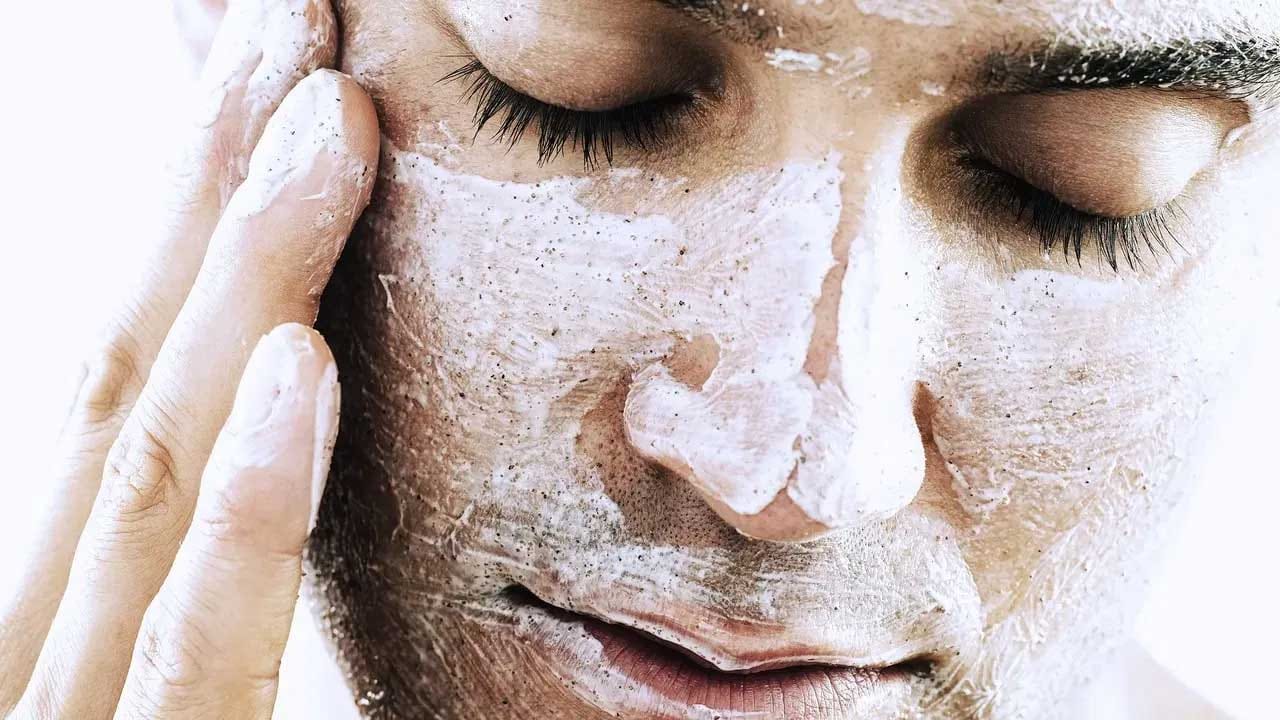 బేకింగ్ సోడా బ్లాక్ హెడ్స్ తొలగించడానికి మ్యాజిక్‌లా పనిచేస్తుంది. ఒక టేబుల్ స్పూన్ బేకింగ్ సోడాను సాధారణ నీటిలో కరిగించాలి. ఈ మిశ్రమాన్ని ముఖంపై ఉన్న బ్లాక్‌హెడ్స్‌పై అప్లై చేసి 15 నుంచి 20 నిమిషాల పాటు అలాగే ఉంచాలి. అది ఆరిన తర్వాత, ముఖాన్ని గోరువెచ్చని నీటితో కడగాలి. బేకింగ్ సోడాలో ఉండే యాంటీ బ్యాక్టీరియల్ లక్షణాలు చర్మాన్ని ఆరోగ్యంగా ఉంచుతాయి. ఇది ఒక రోజులో తగ్గకపోతే, వరుసగా రెండు లేదా మూడు రోజులు ఉపయోగించవచ్చు.