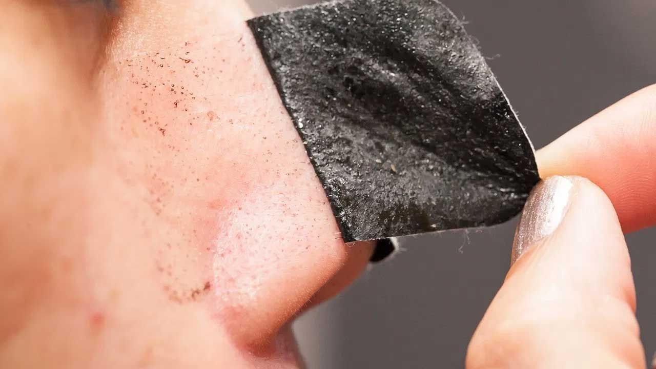 ఈ మిశ్రమాన్ని బ్లాక్‌హెడ్స్‌పై రాసుకోవాలి. మిశ్రమం పూర్తిగా ఆరిన తర్వాత సాధారణ నీటితో శుభ్రం చేసుకోవాలి. గుడ్డులోని తెల్లసొన రంధ్రాలను సులభంగా శుభ్రం చేయడంలో సహాయపడుతుంది. అంతేకాకుండా ఇది చర్మాన్ని మెరిసేలా చేస్తుంది.