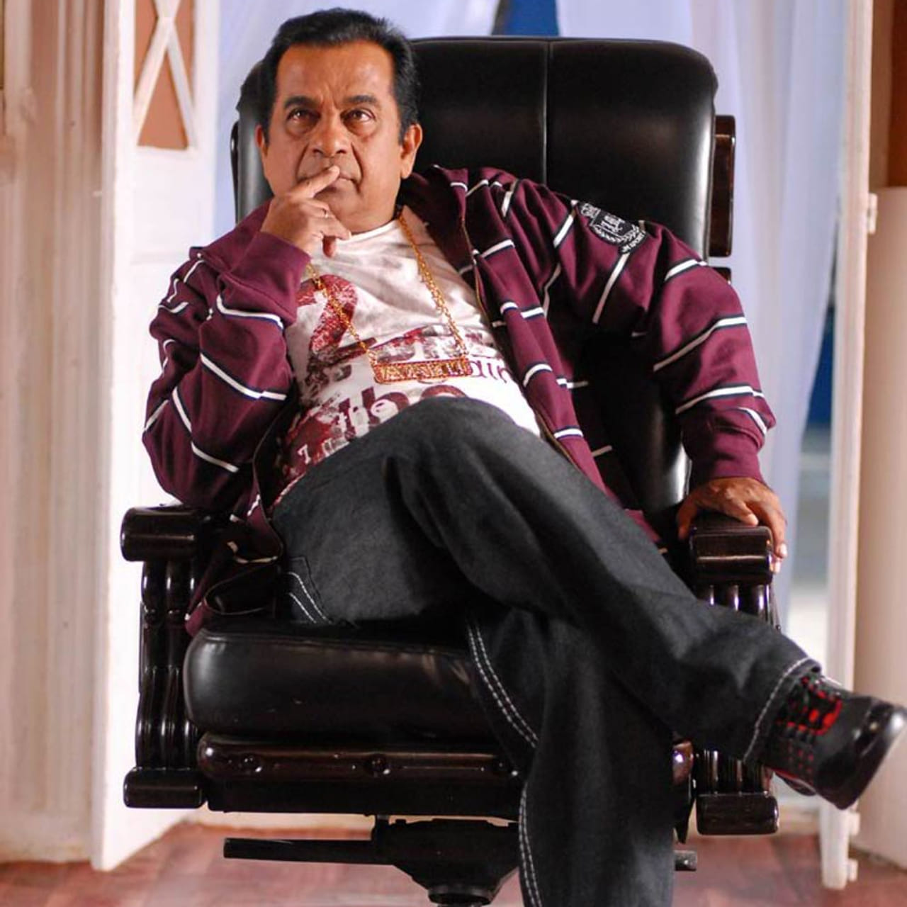 టాలీవుడ్ లో కామెడీ కింగ్ ఎవరు అంటే టక్కున చెప్పే పేరు బ్రహ్మానందం.. కామెడీతోనే కాదు హావభావాలతో ప్రేక్షకులను నవ్వించగలరు బ్రహ్మానందం. 