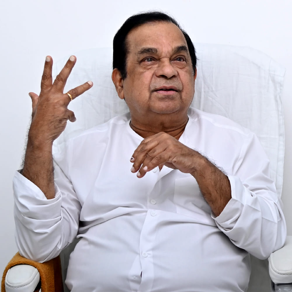 ఆహనా పెళ్ళంట అనే సినిమాతో సినీ రంగంలోకి అడుగుపెట్టారు బ్రహ్మానందం. బ్రహ్మానందం కోసమే సినిమాలకు వెళ్లే వాళ్ళు చాలా మంది ఉన్నారు. 