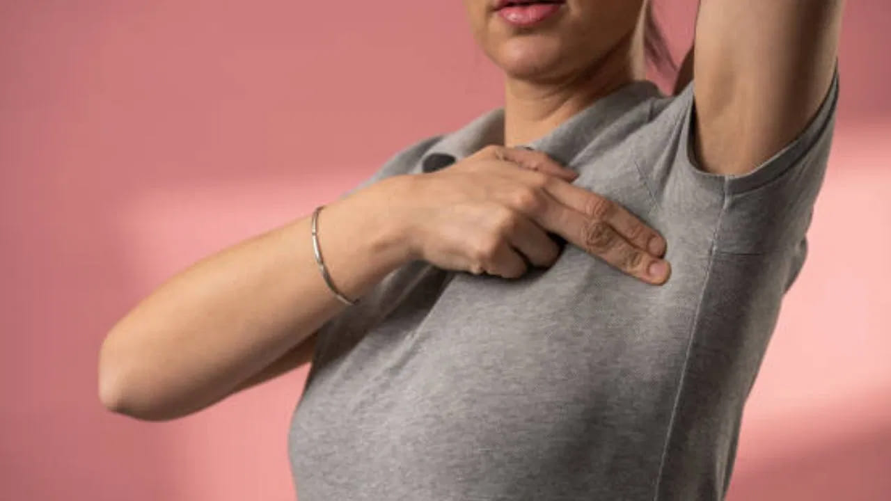 రొమ్ము నొప్పికి కారణాలలో తిత్తులు ఒకటి. ఇలాంటి సందర్భంలో నొప్పి తీవ్రత సమయంతో పెరుగుతుంది. ఉబ్బరం కూడా అనిపిస్తుంది. పీరియడ్స్ సమయంలో హార్మోన్ల మార్పులు నొప్పిని మరింత తీవ్రతరం చేస్తాయి. కాబట్టి మీకు రెగ్యులర్ బ్రెస్ట్ పెయిన్ ఉంటే, డాక్టర్ వద్దకు తప్పక వెళ్లాలి.