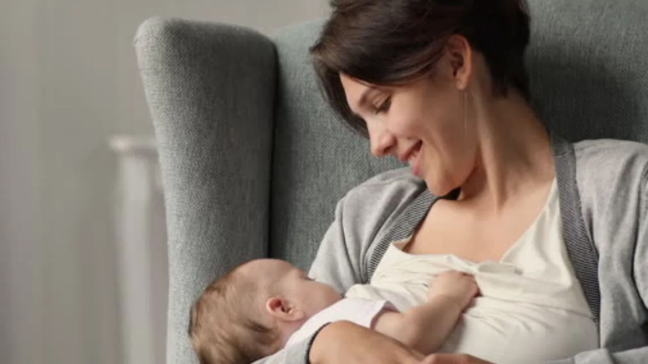 తల్లి పాలు కూడా నొప్పిని కలిగిస్తాయి. రొమ్ములు పాలతో నిండి, ఉబ్బినట్లు, అసౌకర్యంగా అనిపిస్తాయి. ఇలాంటి సందర్భాల్లో బిడ్డకు తల్లి పాలు ఇస్తున్నప్పుడు చనుమొన నొప్పిని కలిగిస్తుంది. ఈ సమస్యను పరిష్కరించడానికి గైనకాలజిస్ట్‌ను సంప్రదించడం బెటర్‌.