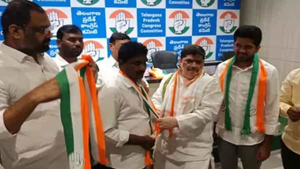 Huzurabad: హుజురాబాద్లో వేగంగా మారుతున్న సమీకరణాలు.. కాంగ్రెస్లో చేరిన 13 మంది బీఆర్ఎస్ కౌన్సిలర్స్
