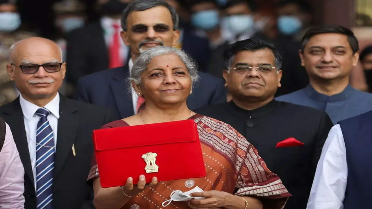 Budget 2022 Nirmala Sitharaman in Brown Saree- సాధారణ బడ్జెట్ 2022లో ఆర్థిక మంత్రి నిర్మలా సీతారామన్ గోధుమ రంగు చీరలో కనిపించారు. ఈ రంగు భద్రతకు చిహ్నం.
