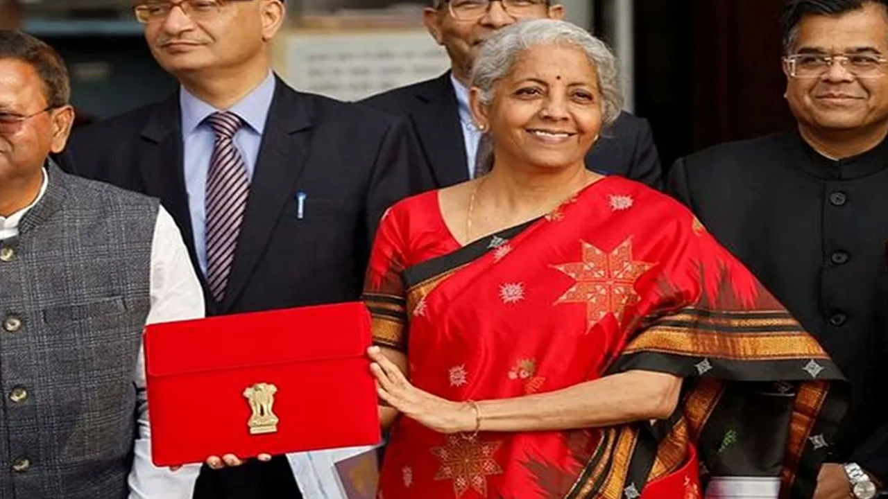Budget 2023 Nirmala Sitharaman in Red-Black Saree- కేంద్ర బడ్జెట్ 2023లో ఆర్థిక మంత్రి సీతారామన్ ముదురు ఎరుపు మరియు నలుపు రంగుల చీరను ధరించారు. రెండు రంగుల మిశ్రమం ధైర్యం, శక్తికి చిహ్నంగా పరిగణించబడుతుంది.