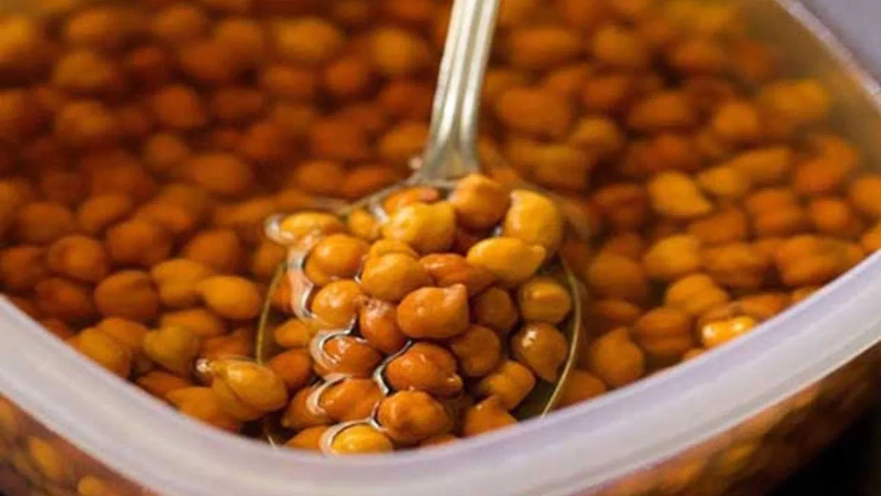 నానబెట్టిన పచ్చి శనగలను పోషకాహార పవర్హౌస్ అని అంటారు. పచ్చి శనగలను నీటిలో నానబెట్టి తినడం వల్ల శరీరంలో రోగనిరోధక శక్తి పెరుగుతుంది. అలాగే, శరీరానికి బహుళ ప్రయోజనాలు లభిస్తాయంటున్నారు ఆరోగ్య నిపుణులు. అవి ఏమిటో ఇక్కడ తెలుసుకుందాం..