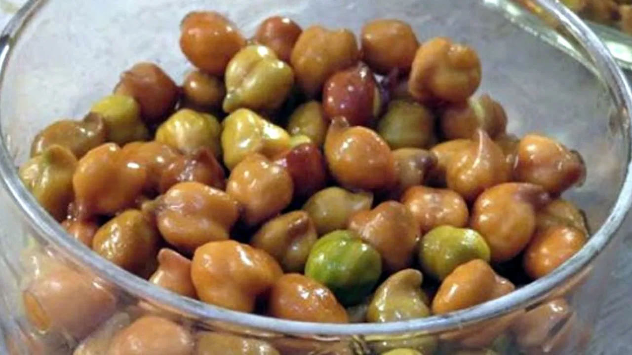 ప్రోటీన్ లభించే వెజిటబుల్స్లో శనగలు ముఖ్యమైనవి. పచ్చి శనగల్లోని ప్రొటీన్ కండరాల నిర్మాణానికి, శరీర బహుళ విధులకు, రక్త ప్రసరణలో సహాయపడుతుంది. పచ్చి శనగల్లో యాంటీ ఆక్సిడెంట్లు, విటమిన్లు, మినరల్స్ పుష్కలంగా ఉంటాయి. ఈ ఆహారం శరీరంలో రోగనిరోధక శక్తిని మెరుగుపరుస్తుంది. పచ్చి శనగలు క్రమం తప్పకుండా తినడం వల్ల జ్వరం, జలుబు వంటివి దరిచేరవు.