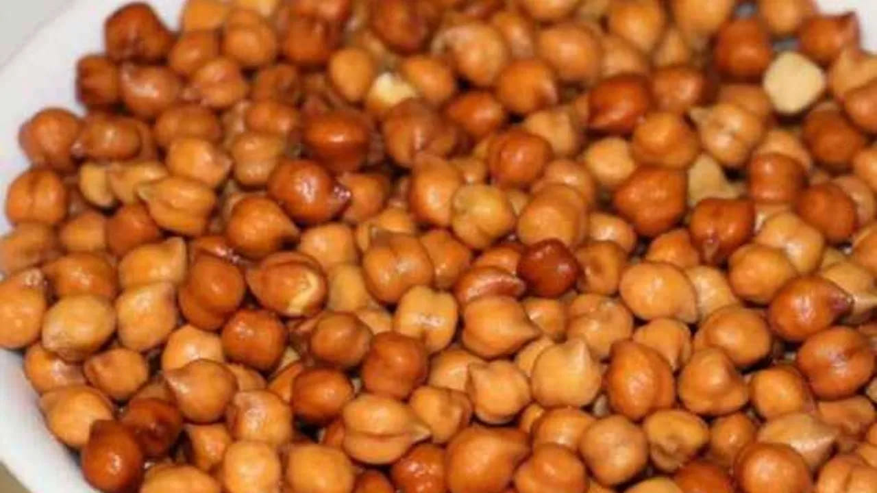 పచ్చి శనగలు తక్షణ శక్తినిచ్చే పోషకాహారం. పచ్చి శనగలు తినడం వల్ల రోజంతా ఎనర్జిటిక్గా ఉండవచ్చు. ఇది కడుపు నిండిన భావన కలిగిస్తుంది. పని చేయడానికి తక్షణ శక్తిని ఇస్తుంది. పచ్చి శనగల్లో డైటరీ ఫైబర్ ఉంటుంది. ఇది జీర్ణక్రియ ఆరోగ్యాన్ని మెరుగుపరుస్తుం. మలబద్ధకాన్ని నివారిస్తుంది. జీర్ణ సమస్యలతో బాధపడుతుంటే, ఖచ్చితంగా నానబెట్టిన పచ్చి శనగలు తినాల్సిందే. అంతేకాకుండా, పచ్చి శనగలు బరువును నియంత్రించడంలో కూడా సహాయపడతాయి.