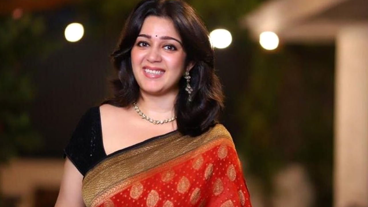 2005లో జ్యోతిలక్ష్మీ అనే సినిమాలో నటించింది. డైనమిక్ డైరెక్టర్ పూరిజగన్నాథ్ దర్శకత్వం వహించిన ఈ సినిమాలో వేశ్య పాత్రలో నటించింది ఛార్మి. ఇక ఇప్పుడు ఈ చిన్నది నిర్మాణ రంగంలోకి అడుగుపెట్టింది. పూరిజగన్నాథ్ తో కలిసి ఆమె కొన్ని సినిమాలను నిర్మించింది.