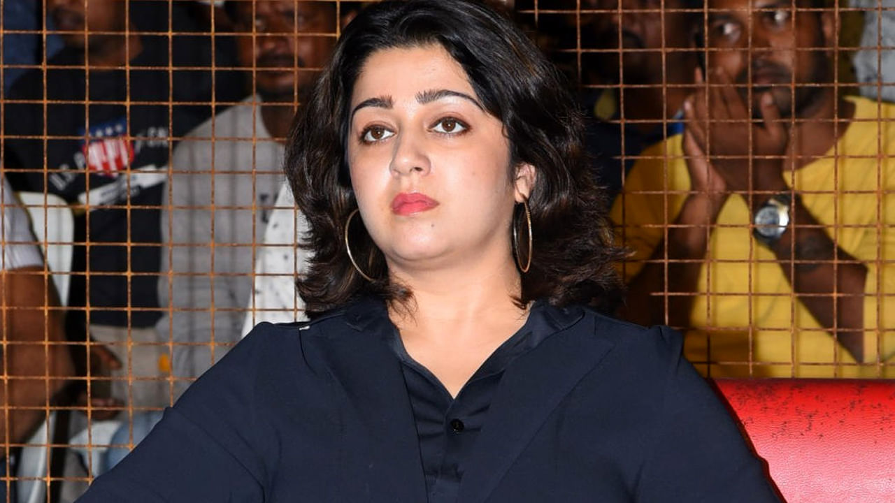 ప్రస్తుతం పూరిజగన్నాథ్ దర్శకత్వంలో డబుల్ ఇస్మార్ట్ శంకర్ సినిమాను నిర్మిస్తుంది. ఇదిలా ఉంటే తాజాగా ఛార్మి ఓ ఎమోషనల్ పోస్ట్ ను షేర్ చేసింది. ప్రముఖ ఫోటోగ్రాఫర్ సెంథిల్ సతీమణి రూహి అనారోగ్యంతో కన్నుమూసిన విషయం తెలిసిందే. గతకొంతకాలంగా అనారోగ్యంతో బాధపడుతున్న ఆమె నిన్న మధ్యాహ్నం కన్నుమూశారు. సెంథిల్ సతీమణి మరణ వార్త విని సినీ లోకం దిగ్బ్రాంతి వ్యక్తం చేసింది.